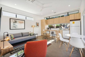 Eco-friendly 2-bedroom Apartment - 80 Walkscore!